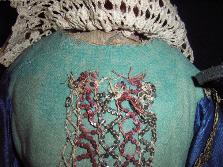 Particolare del colletto davanti prima del restauro